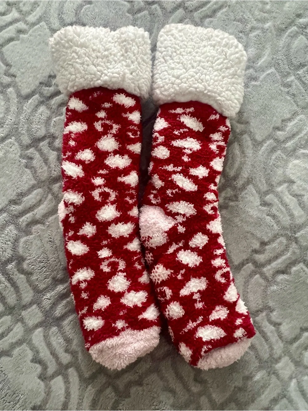❤️ Cozy Red & White Fuzzy Slipper Socks NWOT – Non-Slip Grips